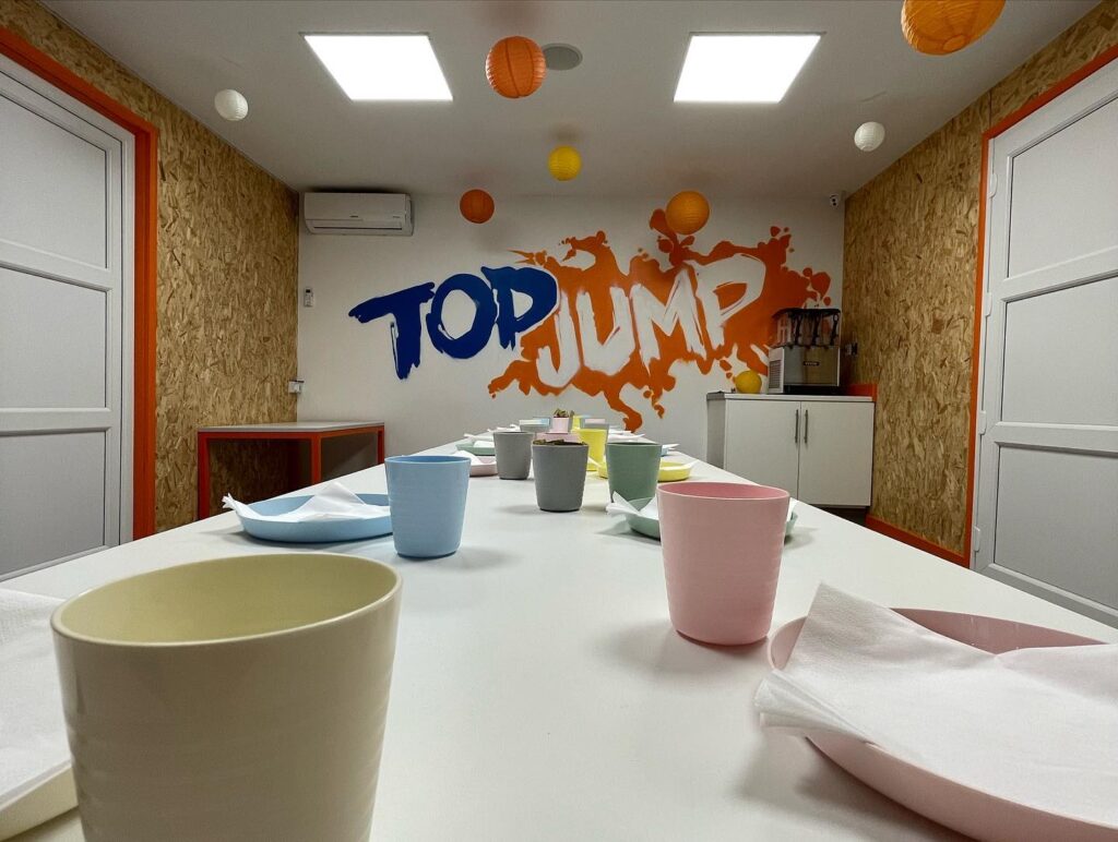 PARTY ROOM